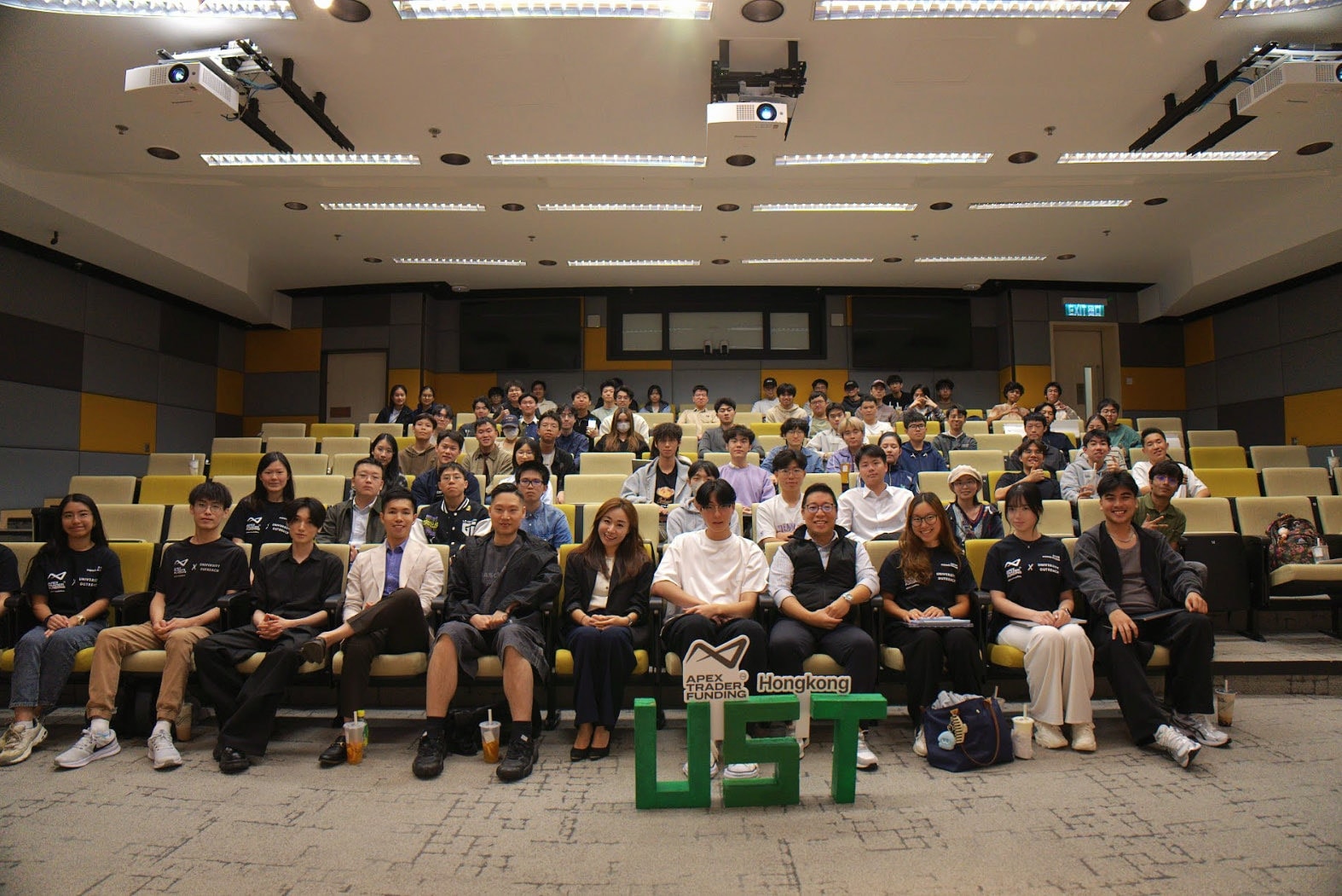 与 Apex Trader Funding 在香港科技大学举办交易研讨会的大合照